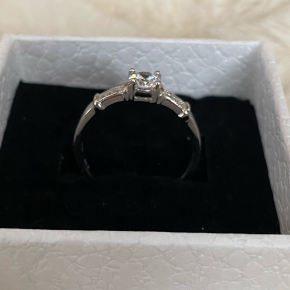 NEW Cubic Zirconia Ring, size 8 - Picture 4 of 5